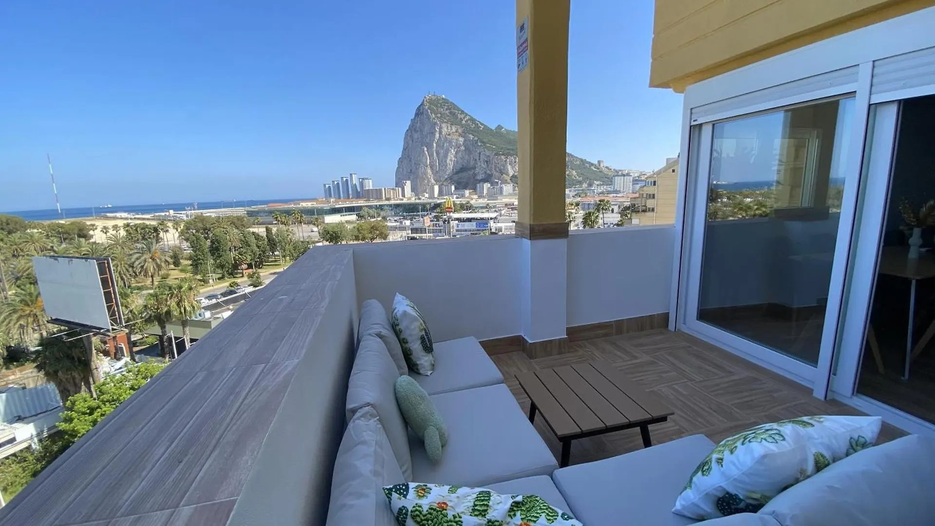 The Rock Views Apartments 1 Min Walking To Gibraltar La Línea de la Concepción