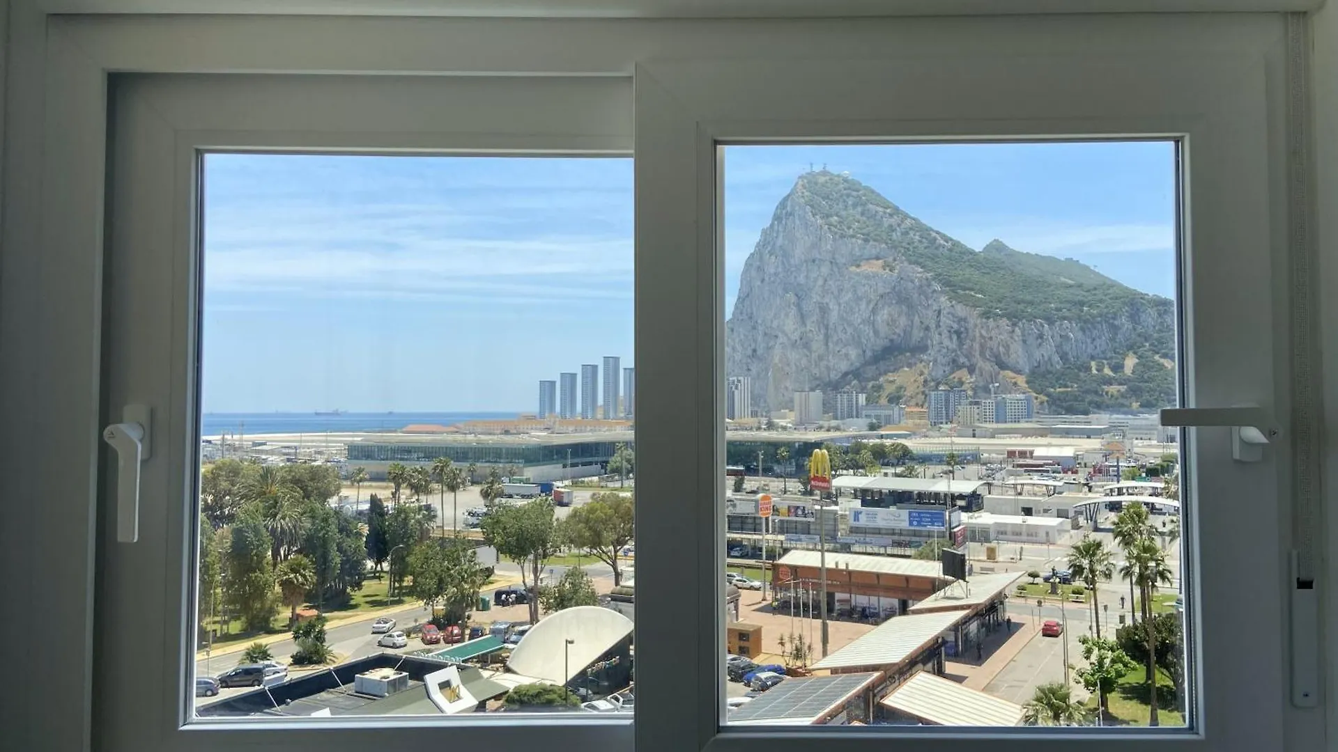 The Rock Views Apartments 1 Min Walking To Gibraltar La Línea de la Concepción